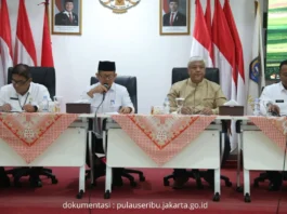 Bupati Kepulauan Seribu memimpin rapat evaluasi KKMP dan MBG di Pulau Pramuka, Jumat (12/12/2025)