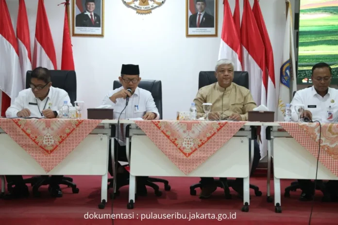 Bupati Kepulauan Seribu memimpin rapat evaluasi KKMP dan MBG di Pulau Pramuka, Jumat (12/12/2025)