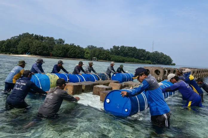 Tanggul Pengaman Pantai Cikaya